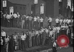 Standbild UAW-Mitglieder stimmen auf den ersten Vertrag mit der Ford Motor Company Dearborn Michigan USA, 1941, aus Sekunde 35 historischem Filmmaterial Videoclip 65675078267