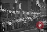 Standbild UAW-Mitglieder stimmen auf den ersten Vertrag mit der Ford Motor Company Dearborn Michigan USA, 1941, aus Sekunde 36 historischem Filmmaterial Videoclip 65675078267