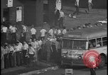 Standbild UAW-Mitglieder stimmen auf den ersten Vertrag mit der Ford Motor Company Dearborn Michigan USA, 1941, aus Sekunde 37 historischem Filmmaterial Videoclip 65675078267