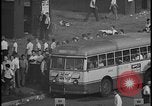 Standbild UAW-Mitglieder stimmen auf den ersten Vertrag mit der Ford Motor Company Dearborn Michigan USA, 1941, aus Sekunde 38 historischem Filmmaterial Videoclip 65675078267