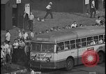 Standbild UAW-Mitglieder stimmen auf den ersten Vertrag mit der Ford Motor Company Dearborn Michigan USA, 1941, aus Sekunde 40 historischem Filmmaterial Videoclip 65675078267