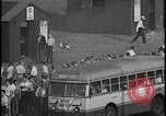 Standbild UAW-Mitglieder stimmen auf den ersten Vertrag mit der Ford Motor Company Dearborn Michigan USA, 1941, aus Sekunde 43 historischem Filmmaterial Videoclip 65675078267