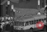 Standbild UAW-Mitglieder stimmen auf den ersten Vertrag mit der Ford Motor Company Dearborn Michigan USA, 1941, aus Sekunde 44 historischem Filmmaterial Videoclip 65675078267