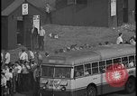 Standbild UAW-Mitglieder stimmen auf den ersten Vertrag mit der Ford Motor Company Dearborn Michigan USA, 1941, aus Sekunde 45 historischem Filmmaterial Videoclip 65675078267