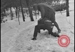 Image La direction de Ford et les amis de Harry Bennett s'ébattre dans la neige Tawas Michigan USA, 1934, de la seconde 15 séquences d'archives historiques vidéo 65675078270