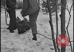 Image La direction de Ford et les amis de Harry Bennett s'ébattre dans la neige Tawas Michigan USA, 1934, de la seconde 22 séquences d'archives historiques vidéo 65675078270