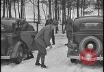 Image La direction de Ford et les amis de Harry Bennett s'ébattre dans la neige Tawas Michigan USA, 1934, de la seconde 44 séquences d'archives historiques vidéo 65675078270