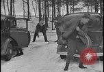 Image La direction de Ford et les amis de Harry Bennett s'ébattre dans la neige Tawas Michigan USA, 1934, de la seconde 45 séquences d'archives historiques vidéo 65675078270