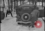 Image La direction de Ford et les amis de Harry Bennett s'ébattre dans la neige Tawas Michigan USA, 1934, de la seconde 46 séquences d'archives historiques vidéo 65675078270