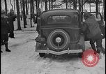 Image La direction de Ford et les amis de Harry Bennett s'ébattre dans la neige Tawas Michigan USA, 1934, de la seconde 50 séquences d'archives historiques vidéo 65675078270