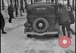 Image La direction de Ford et les amis de Harry Bennett s'ébattre dans la neige Tawas Michigan USA, 1934, de la seconde 52 séquences d'archives historiques vidéo 65675078270