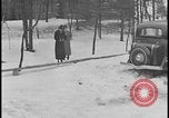 Image La direction de Ford et les amis de Harry Bennett s'ébattre dans la neige Tawas Michigan USA, 1934, de la seconde 53 séquences d'archives historiques vidéo 65675078270