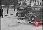 Image La direction de Ford et les amis de Harry Bennett s'ébattre dans la neige Tawas Michigan USA, 1934, de la seconde 54 séquences d'archives historiques vidéo 65675078270