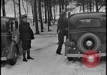 Image La direction de Ford et les amis de Harry Bennett s'ébattre dans la neige Tawas Michigan USA, 1934, de la seconde 57 séquences d'archives historiques vidéo 65675078270