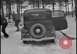 Image La direction de Ford et les amis de Harry Bennett s'ébattre dans la neige Tawas Michigan USA, 1934, de la seconde 58 séquences d'archives historiques vidéo 65675078270