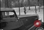 Image La direction de Ford et les amis de Harry Bennett s'ébattre dans la neige Tawas Michigan USA, 1934, de la seconde 62 séquences d'archives historiques vidéo 65675078270