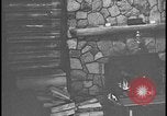 Image Harry Bennett reçoit ses hôtes dans sa cabane en bois Tawas Michigan USA, 1934, de la seconde 4 séquences d'archives historiques vidéo 65675078271