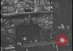 Image Harry Bennett reçoit ses hôtes dans sa cabane en bois Tawas Michigan USA, 1934, de la seconde 7 séquences d'archives historiques vidéo 65675078271