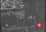 Image Harry Bennett reçoit ses hôtes dans sa cabane en bois Tawas Michigan USA, 1934, de la seconde 9 séquences d'archives historiques vidéo 65675078271
