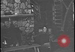 Image Harry Bennett reçoit ses hôtes dans sa cabane en bois Tawas Michigan USA, 1934, de la seconde 10 séquences d'archives historiques vidéo 65675078271