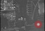 Image Harry Bennett reçoit ses hôtes dans sa cabane en bois Tawas Michigan USA, 1934, de la seconde 11 séquences d'archives historiques vidéo 65675078271
