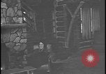 Image Harry Bennett reçoit ses hôtes dans sa cabane en bois Tawas Michigan USA, 1934, de la seconde 12 séquences d'archives historiques vidéo 65675078271