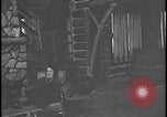 Image Harry Bennett reçoit ses hôtes dans sa cabane en bois Tawas Michigan USA, 1934, de la seconde 13 séquences d'archives historiques vidéo 65675078271