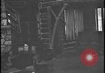 Image Harry Bennett reçoit ses hôtes dans sa cabane en bois Tawas Michigan USA, 1934, de la seconde 14 séquences d'archives historiques vidéo 65675078271