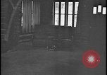 Image Harry Bennett reçoit ses hôtes dans sa cabane en bois Tawas Michigan USA, 1934, de la seconde 16 séquences d'archives historiques vidéo 65675078271