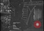 Image Harry Bennett reçoit ses hôtes dans sa cabane en bois Tawas Michigan USA, 1934, de la seconde 22 séquences d'archives historiques vidéo 65675078271