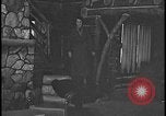 Image Harry Bennett reçoit ses hôtes dans sa cabane en bois Tawas Michigan USA, 1934, de la seconde 23 séquences d'archives historiques vidéo 65675078271