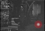 Image Harry Bennett reçoit ses hôtes dans sa cabane en bois Tawas Michigan USA, 1934, de la seconde 24 séquences d'archives historiques vidéo 65675078271