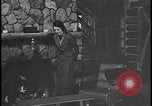 Image Harry Bennett reçoit ses hôtes dans sa cabane en bois Tawas Michigan USA, 1934, de la seconde 28 séquences d'archives historiques vidéo 65675078271
