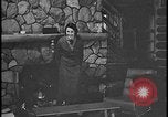 Image Harry Bennett reçoit ses hôtes dans sa cabane en bois Tawas Michigan USA, 1934, de la seconde 29 séquences d'archives historiques vidéo 65675078271