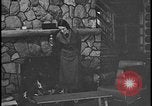 Image Harry Bennett reçoit ses hôtes dans sa cabane en bois Tawas Michigan USA, 1934, de la seconde 30 séquences d'archives historiques vidéo 65675078271