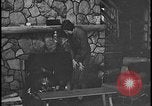 Image Harry Bennett reçoit ses hôtes dans sa cabane en bois Tawas Michigan USA, 1934, de la seconde 31 séquences d'archives historiques vidéo 65675078271