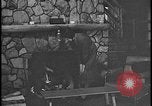 Image Harry Bennett reçoit ses hôtes dans sa cabane en bois Tawas Michigan USA, 1934, de la seconde 32 séquences d'archives historiques vidéo 65675078271