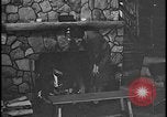 Image Harry Bennett reçoit ses hôtes dans sa cabane en bois Tawas Michigan USA, 1934, de la seconde 33 séquences d'archives historiques vidéo 65675078271