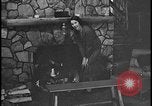Image Harry Bennett reçoit ses hôtes dans sa cabane en bois Tawas Michigan USA, 1934, de la seconde 34 séquences d'archives historiques vidéo 65675078271