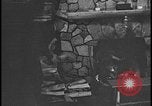 Image Harry Bennett reçoit ses hôtes dans sa cabane en bois Tawas Michigan USA, 1934, de la seconde 38 séquences d'archives historiques vidéo 65675078271