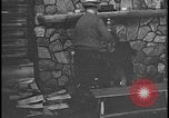 Image Harry Bennett reçoit ses hôtes dans sa cabane en bois Tawas Michigan USA, 1934, de la seconde 39 séquences d'archives historiques vidéo 65675078271