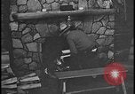 Image Harry Bennett reçoit ses hôtes dans sa cabane en bois Tawas Michigan USA, 1934, de la seconde 40 séquences d'archives historiques vidéo 65675078271