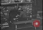 Image Harry Bennett reçoit ses hôtes dans sa cabane en bois Tawas Michigan USA, 1934, de la seconde 41 séquences d'archives historiques vidéo 65675078271