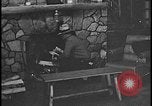 Image Harry Bennett reçoit ses hôtes dans sa cabane en bois Tawas Michigan USA, 1934, de la seconde 42 séquences d'archives historiques vidéo 65675078271