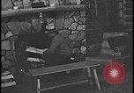 Image Harry Bennett reçoit ses hôtes dans sa cabane en bois Tawas Michigan USA, 1934, de la seconde 44 séquences d'archives historiques vidéo 65675078271