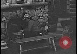 Image Harry Bennett reçoit ses hôtes dans sa cabane en bois Tawas Michigan USA, 1934, de la seconde 45 séquences d'archives historiques vidéo 65675078271