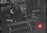 Image Harry Bennett reçoit ses hôtes dans sa cabane en bois Tawas Michigan USA, 1934, de la seconde 47 séquences d'archives historiques vidéo 65675078271
