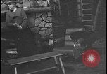 Image Harry Bennett reçoit ses hôtes dans sa cabane en bois Tawas Michigan USA, 1934, de la seconde 48 séquences d'archives historiques vidéo 65675078271