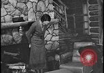 Image Harry Bennett reçoit ses hôtes dans sa cabane en bois Tawas Michigan USA, 1934, de la seconde 49 séquences d'archives historiques vidéo 65675078271