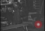 Image Harry Bennett reçoit ses hôtes dans sa cabane en bois Tawas Michigan USA, 1934, de la seconde 50 séquences d'archives historiques vidéo 65675078271